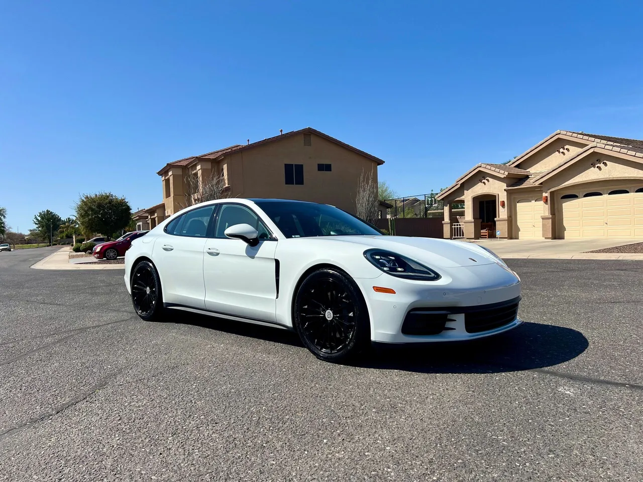 White Porsche with glossy paint after a Dynamic Pro detail